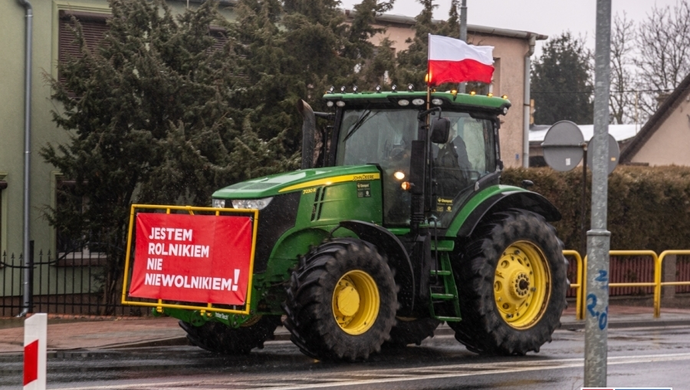 Rolnicy blokują drogi w proteście. Przez Wschowę przejechały kolumny ciągników (VIDEO)