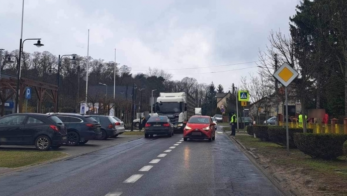 O włos od tragedii w Sławie. Nastolatek potrącony na przejściu dla pieszych (VIDEO)