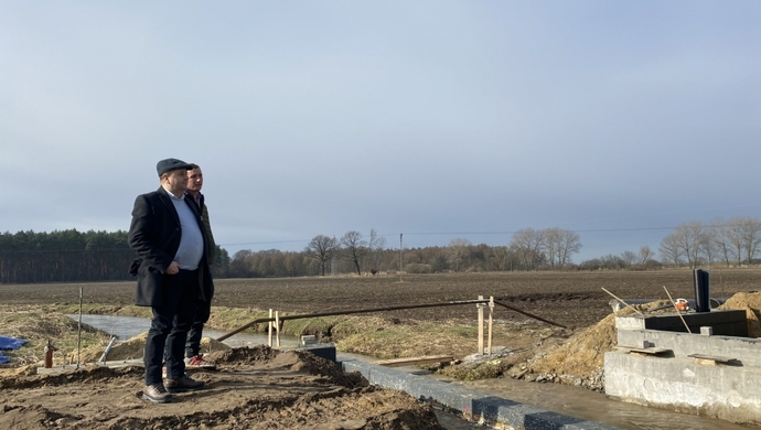 Budowa mostku nad Rowem Krzyckim wznowiona. Starosta Bielawski: „Intensywne prace już tutaj trwają”