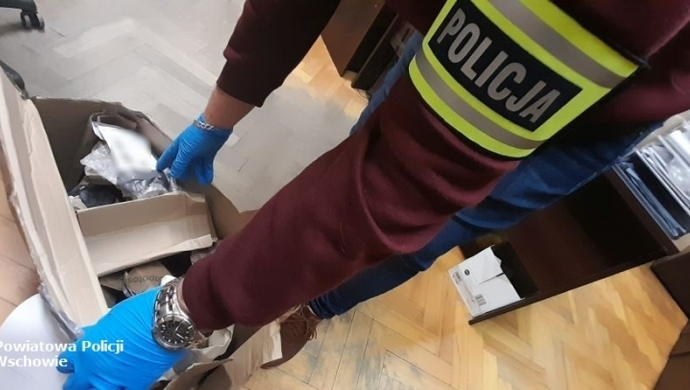 Atrakcyjna cena butów okazała się pułapką. Mieszkanka Wschowy w kartonie znalazła...