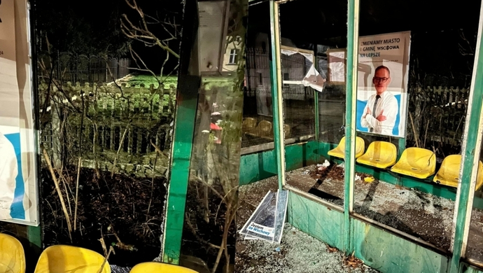 Wandalizm na przystankach wiejskich nie ustaje. „Cały czas naprawiamy niszczone szyby”