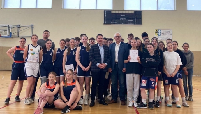 I Zespół Szkół im. Stanisława Staszica triumfuje w powiatowym turnieju koszykówki