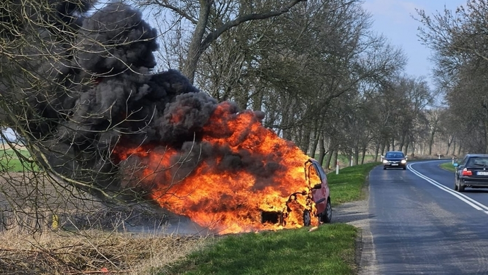 Pożar samochodu między Sławą a Starym Strączem. Kierowca bezpieczny, auto zniszczone