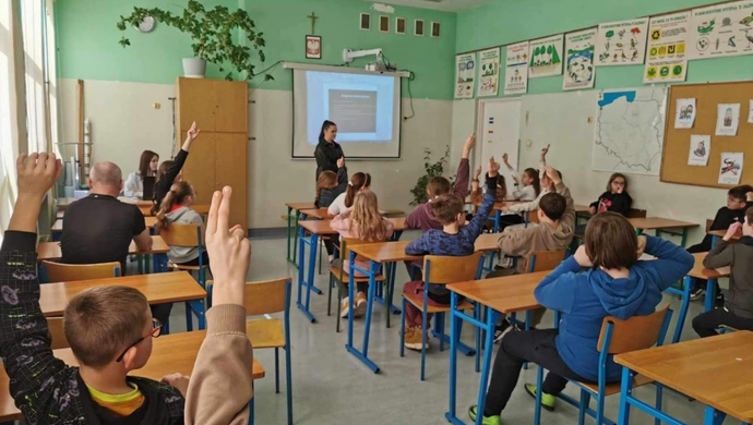 Czy jesteś „smartfonowym zombie”? Projekt „Zwolnieni z Teorii” w I LO Wschowa