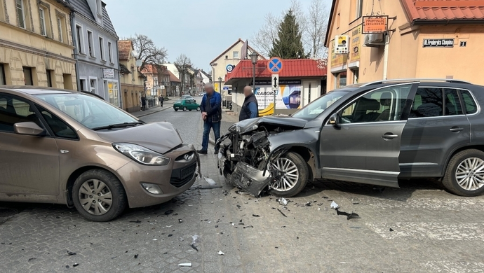 Czołowe zderzenie w Sławie. Kto zawinił na skrzyżowaniu ul. Waryńskiego i Chopina?