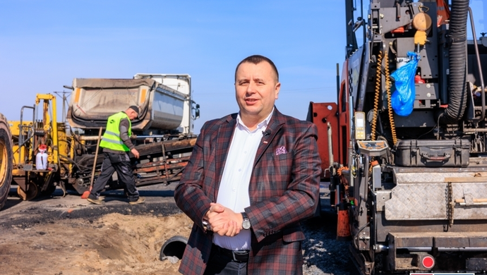 Asfalt na nowej ścieżce rowerowej już się układa! A. Bielawski: „Wielu mówi o koncepcjach, ja pokazuję realne działania”