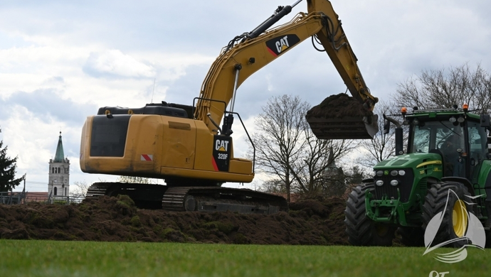 Ciężki sprzęt wjechał na murawę. W Sławie rozpoczęto budowę nowego Stadionu Miejskiego