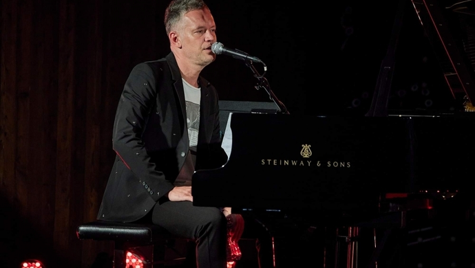 Pamiętacie „Zakazany Owoc”? Wykonawca hitu lat 80-tych wystąpi we Wschowie z solowym programem