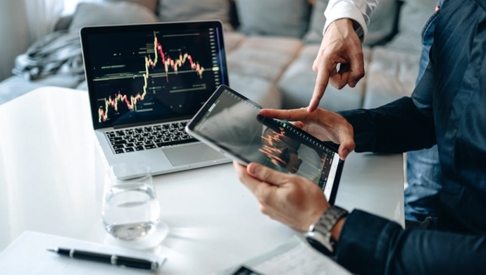 Czym prop trading różni się od tradycyjnego handlu na giełdzie