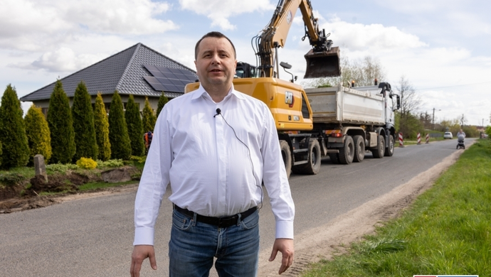 W Kowalewie ruszyła budowa chodnika i kanalizacji deszczowej (VIDEO)