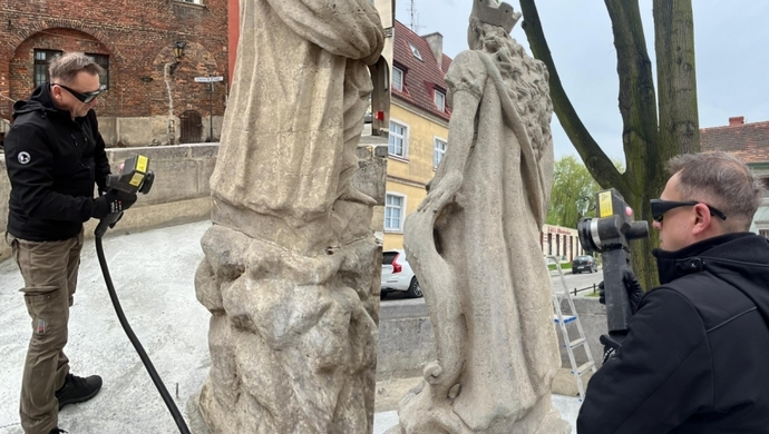 Trwa laserowe czyszczenie figury z fontanny na skrzyżowaniu ulic Rzeźnickiej i Łaziennej