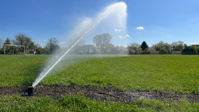 Zmiany na Stadionie Miejskim we Wschowie. Murawę po renowacji nawadnia kilkanaście zraszaczy