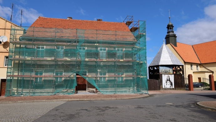 Rozpoczął się remont plebanii w Szlichtyngowej. Zabytek ma odzyskać swój dawny blask