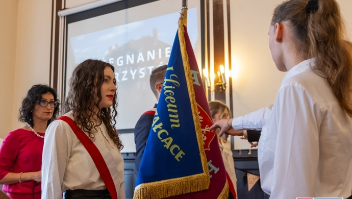 Świadectwa rozdane, matury przed nimi. Uczniowie I LO we Wschowie żegnali szkolne mury (FOTO)