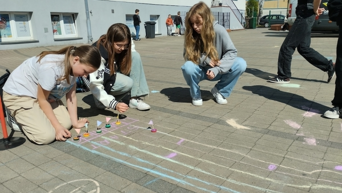 Na przerwach grali w gumę, zośkę i kapsle. Tak piątek spędzili uczniowie „Jedynki” (FOTO)