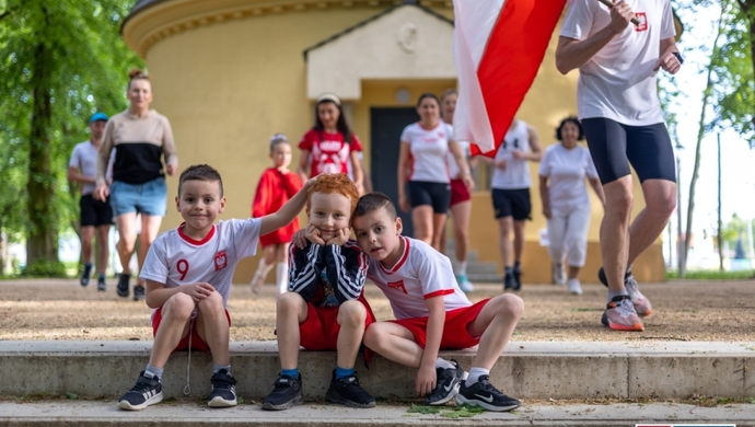 Bieg patriotyczny w Parku Wolsztyńskim. Uczestnicy w barwach narodowych uczcili Dzień Flagi