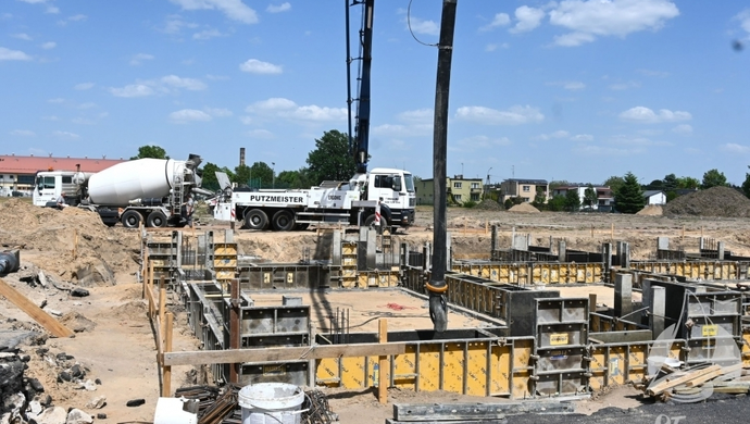 Modernizacja stadionu w Sławie nabiera tempa. Właśnie wylano beton pod fundamenty