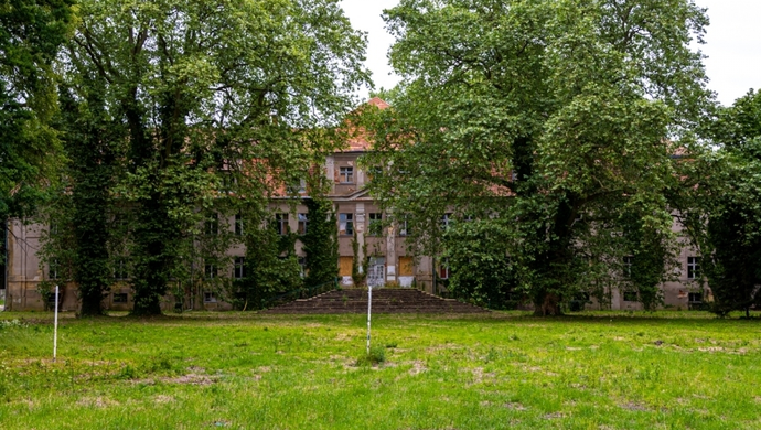 Czy pałac w Sławie popada w ruinę? Właściciele odpowiadają na zarzuty