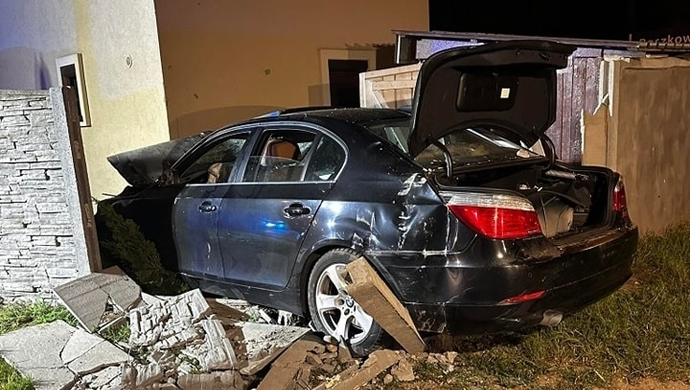 Pijany kierowca BMW uderzył w dom w Boszkowie. Miał ponad 3 promile alkoholu
