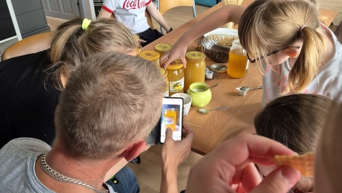 Grupy wychowawcze miały okazję poznać tajniki pszczelarstwa. SOSW we Wschowie odwiedził Arkadiusz Rutkowski