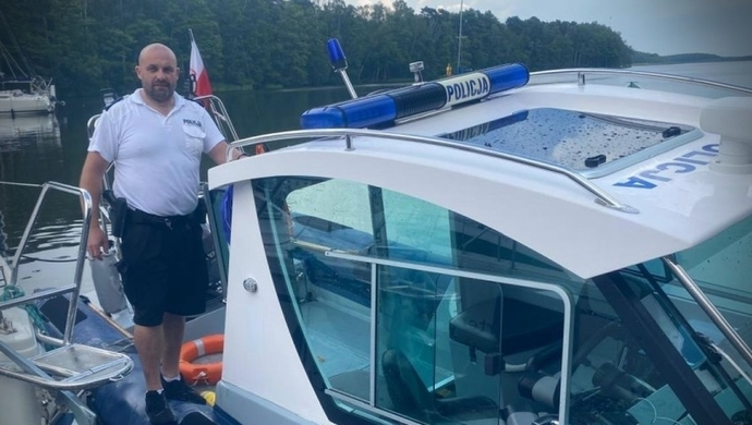 Dramatyczne chwile na Jeziorze Sławskim. Policyjny wodniak uratował rodzinę z przewróconej żaglówki