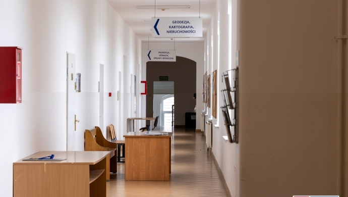 Starostwo Powiatowe poszukuje informatyka do jednego z wydziałów. Jakie wymagania musi spełniać kandydat?