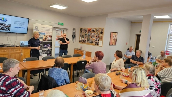 Seniorzy kontra cyberzagrożenia. Policja ostrzega przed oszustami