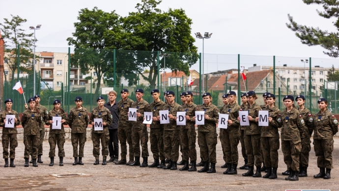Uczniowie „Staszica” oddali hołd zmarłemu żołnierzowi Mateuszowi Sitkowi. „Murem za polskim mundurem”