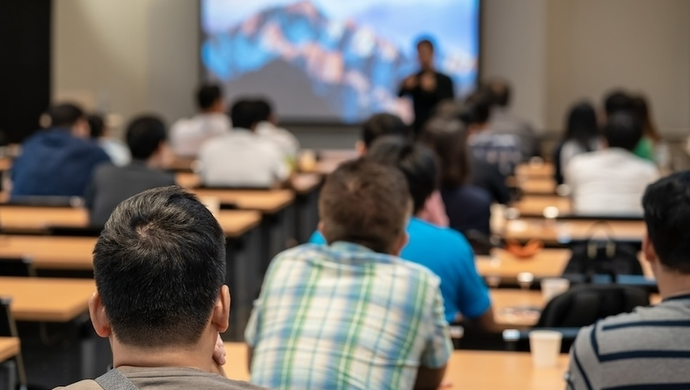 Dlaczego warto wybrać studia online: elastyczność i praktyczność