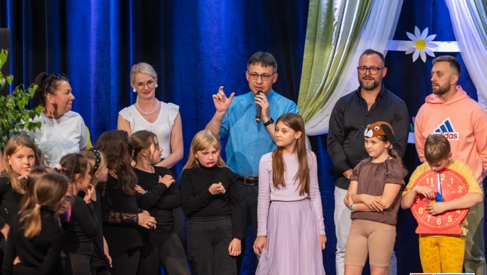 Uczniowie i nauczyciele na jednej scenie. Spektakl „Zagubiony czas” w wykonaniu SP2