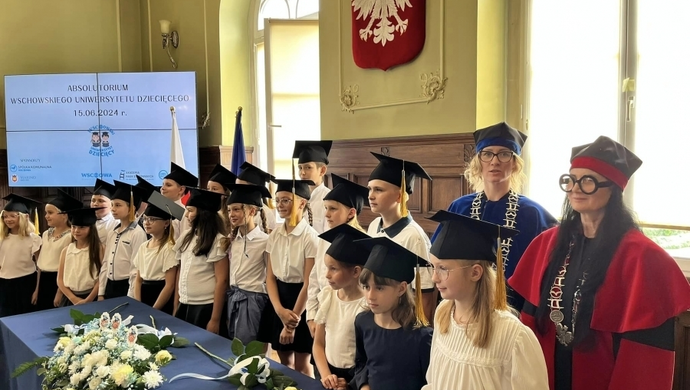 Birety poszybowały w powietrze! Absolutorium Wschowskiego Uniwersytetu Dziecięcego