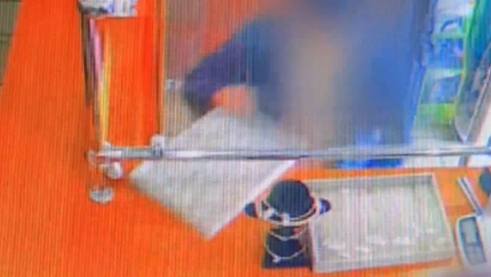 19-latek okradł lombard we Wschowie. Policjanci zatrzymali go z „kietą” na szyi [VIDEO]