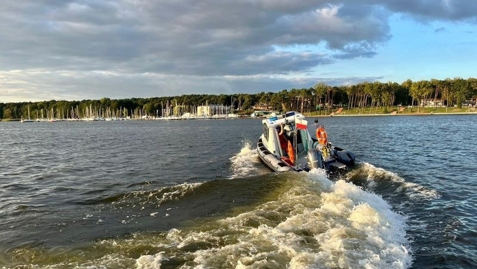 Policjanci wyliczają zasady panujące nad jeziorem. „Z wodą nie ma żartów”