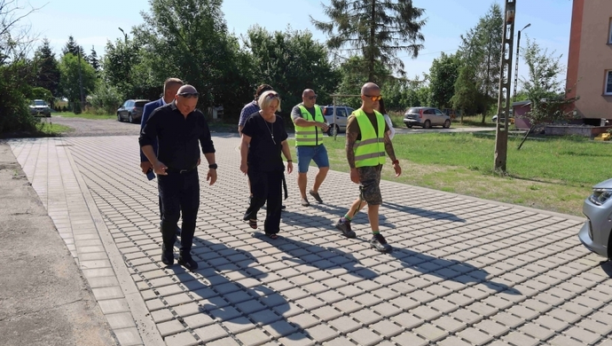 Teren przy blokach w Górczynie z nową nawierzchnią. „Inwestycja poprawi komfort życia mieszkańców”