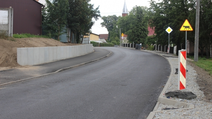 Finisz prac przy przebudowie drogi powiatowej w Lginiu. Mieszkańcy odliczają dni