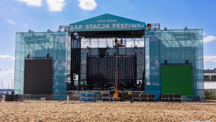 Trwają ostatnie przygotowania przed Rap Stacją. Scena już stoi [FOTO]