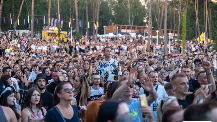 Festiwal Rap Stacja 2024 rozpoczęty. Tłumy nad Jeziorem Sławskim [ZDJĘCIA]