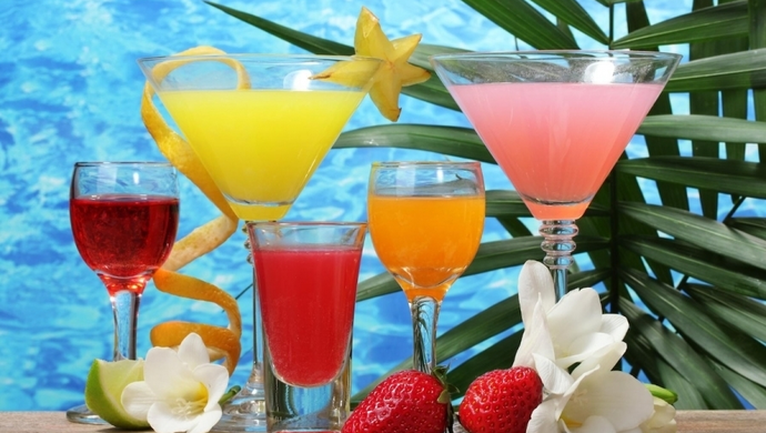 Orzeźwiające koktajle – co warto pić latem?