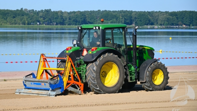 Ciężki sprzęt oczyszcza plaże po festiwalu Rap Stacja
