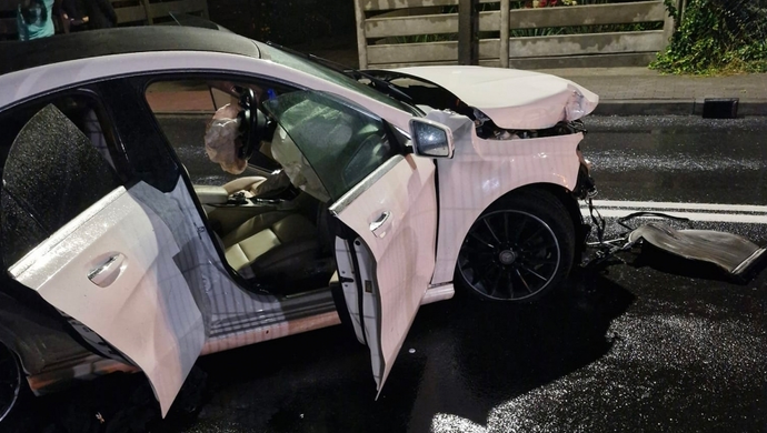 Rozbili mercedesa na ul. 55. Poznańskiego Pułku Piechoty. Kierowca i pasażerowie uciekli