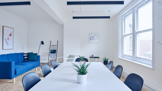 Jak wybrać idealne krzesła do salonu? Przewodnik po stylach i materiałach