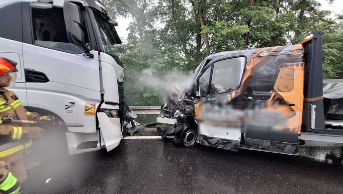 Czołówka na wiadukcie we Wschowie. Droga krajowa była zablokowana [FOTO]