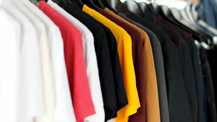 Jak wybrać dobry t-shirt męski na wakacje?
