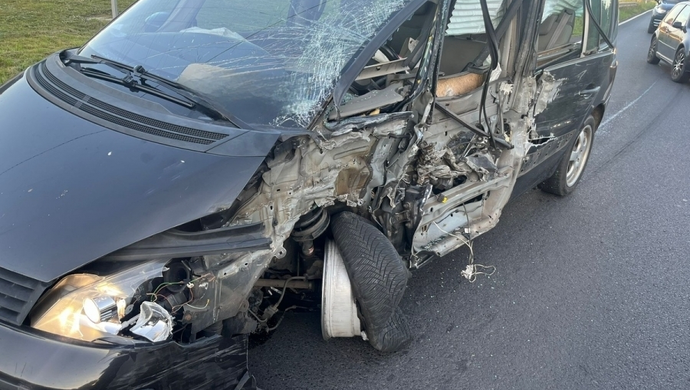 Kierowca renault zjechał na przeciwny pas. Doszło do kolizji z TIR-em