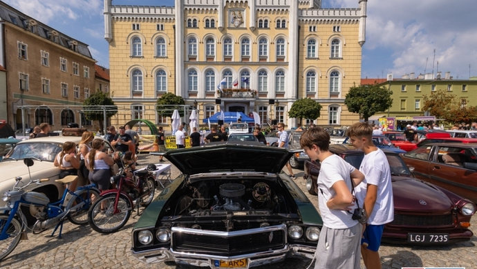 Klasyczne pojazdy znów na wschowskim rynku. Retro Rynek pamięci „Tivisa” [FOTO]