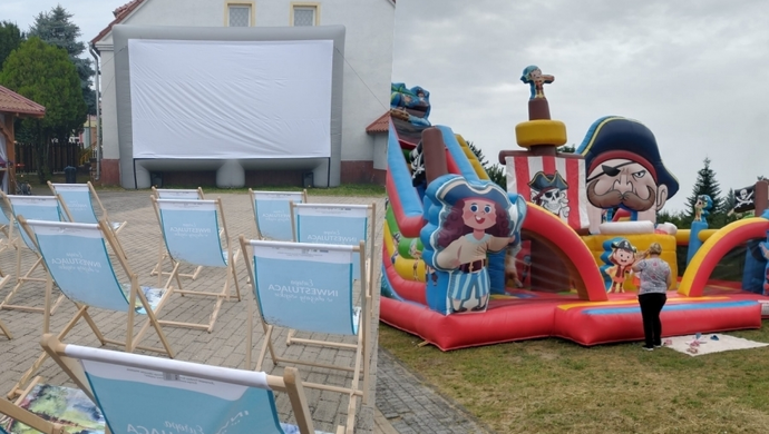 Kino pod chmurką. SCKiW zaprasza na plenerowe seanse w gminie Sława