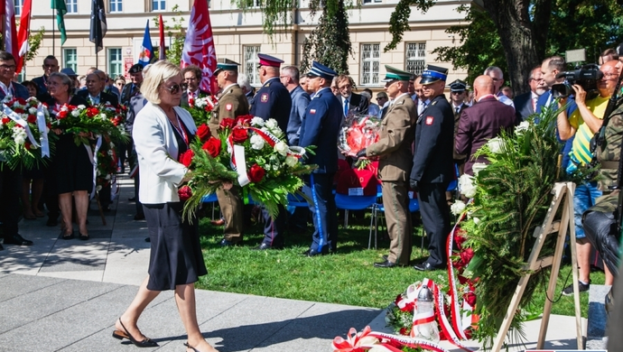 Pomnik Ofiar Zbrodni Wołyńskiej odsłonięty. Gośniowska-Kola: „Mamy obowiązek pamiętać!”