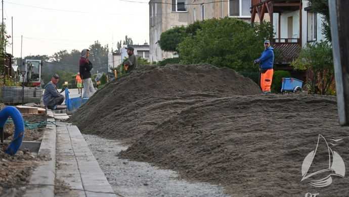 Kostka zamiast błota. Ciąg pieszo-jezdny łączący Obrońców Pokoju i Kopernika coraz bliżej