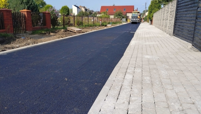 Pierwsza warstwa asfaltu na ul. Browarowej w Szlichtyngowie. Inwestycja coraz bliżej finiszu