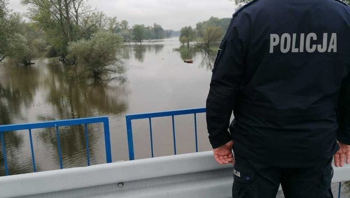 Wschowscy policjanci monitorują stan rzek. Starosta zwołał zespół zarządzania kryzysowego
